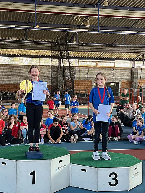Charlotte Coenen mit dem Hallenpokal | Foto: TSV Iggelheim