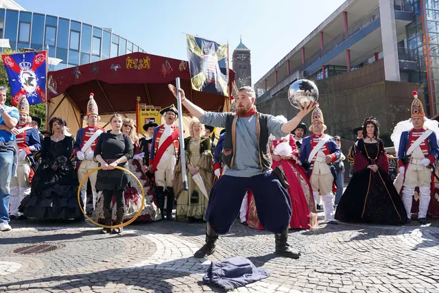Landgrafentage Pirmasens: Der Gaukler „Timelino“ sorgt mit flotten Sprüchen, Jonglagen und Feuerspiel für Unterhaltung.  | Foto: Stadt Pirmasens / Sabine Reiser