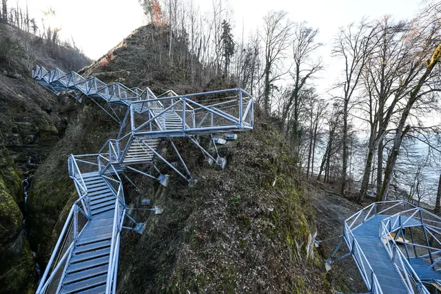 Zig Stufen führen die Schlucht entlang.  | Foto: dpa
