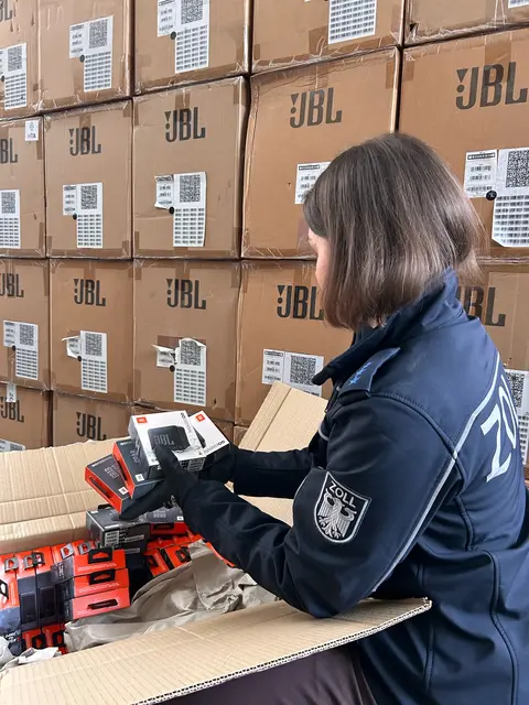 Der Zoll stoppte eine Lieferung mit mehr als 2000 JBL-Kopfhörern und Lautsprechern. Die Originalprodukte sollten ohne Zustimmung des Markeninhabers in die EU eingeführt werden. | Foto: Hauptzollamt Ulm