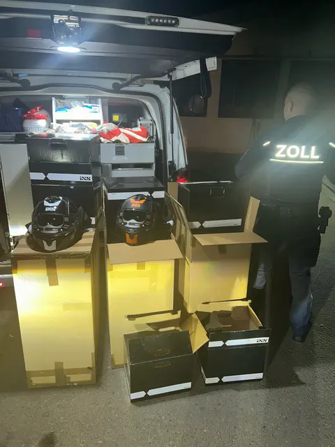Bei einer Kontrolle nahe des Grenzübergangs Niederstaufen stoppte der Zoll zwei Transporter. Beamte entdeckten unverzollte Motorradhelme sowie neue Mountainbikes und Motorquads. | Foto: Hauptzollamt Ulm