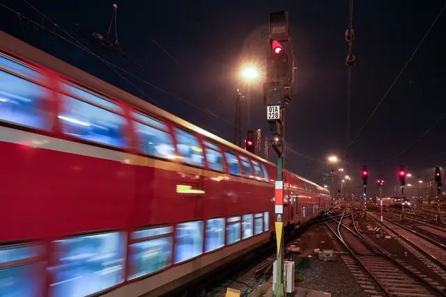 Wegen Brückenbauarbeiten zwischen Forsthaus und Frankfurt Süd kommt es ab Anfang April zu Zugausfällen und Umleitungen im Regionalverkehr. Die Deutsche Bahn bündelt die Arbeiten in einer sechswöchigen Sperrpause. | Foto: Deutsche Bahn AG / Volker Emersleben