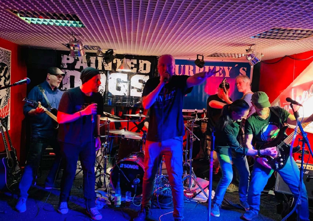 Kaiserslautern: Murphey’s Law feiern ihr 30-jähriges Bandjubiläum gemeinsam mit den Painted Dogs live auf der Bühne | Foto: Michael Scholl/gratis