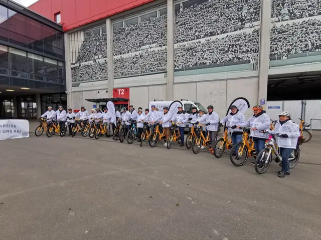 "Wir strampeln uns ab" - auf dem Fahrrad machen Landräte in Mainz aufmerksam auf die Finanzkrise vieler Kreise in Rheinland-Pfalz | Foto: KVGER/frei