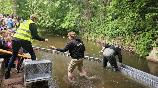 Spannender Zieleinlauf beim Elwetritsche-Rennen: Die fantasievollen Figuren erreichen das Ziel am Floßbach. | Foto: Eva Bender