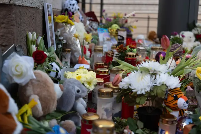 Blumen, Kerzen und Kuscheltiere liegen an der Unglücksstelle in Schramberg. Die Beerdigung von Mutter und Sohn fand in Rottweil statt. (Archivfoto) | Foto: dpa