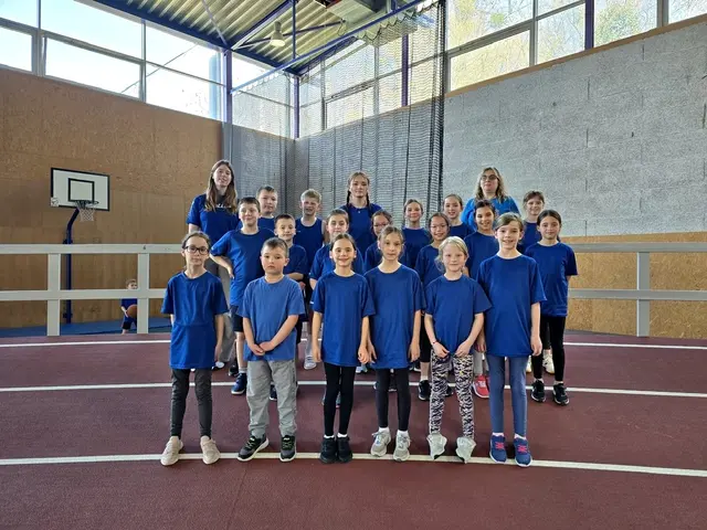 Junge Leichtathletinnen und Leichtathleten mit ihren Betreuerinnen (Carmen Spindler machte Foto) | Foto: Carmen Spindler