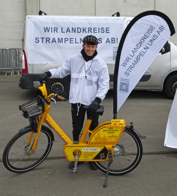 Landrat Ralf Leßmeister mit Rad beim Aktionstag „Wir Landkreise strampeln uns ab“ | Foto: Landkreistag/gratis