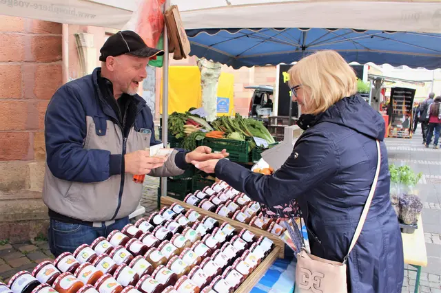 Erzeuger aus der Region und den Nordvogesen präsentieren ihre Produkte beim Biosphären-Bauernmarkt. | Foto: Eva Bender