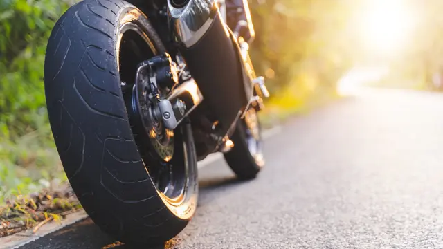 Die junge Motorradfahrerin stürzte durch den Aufprall und erlitt leichte Verletzungen. | Foto: PIPAT/stock.adobe.com