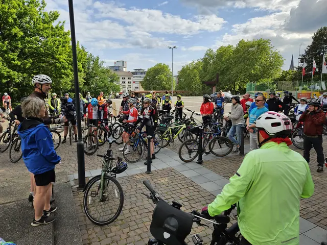 Stadtradeln Kaiserslautern: Etliche Radfahrer fanden sich für den Auftakt 2025 auf dem Rathausvorplatz ein | Foto: Stadt Kaiserslautern/gratis