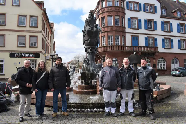 Kaiserslautern: Am Kaiserbrunnen startet die Stadt in die Brunnensaison. Das Foto zeigt Udo Holzmann (v. l.), Leiter des Referats Gebäudewirtschaft, Nadine Weber, Abteilungsleiterin Bauausführung und Gebäudeerhaltung, Beigeordneter Manuel Steinbrenner und Mitarbeiter der Gebäudeerhaltung
 | Foto: Stadt KL/gratis