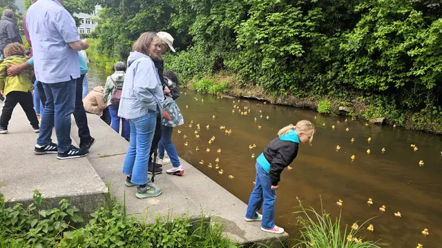 Groß und Klein verfolgen aufmerksam das spannende Elwetritsche-Rennen entlang des Floßbachs | Foto: Eva Bender