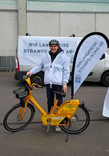 Landrat Dietmar Seefeldt kurz vor Start der Fahrradtour unter dem Motto „Wir Landkreise strampeln uns ab!“ | Foto: LKT RLP