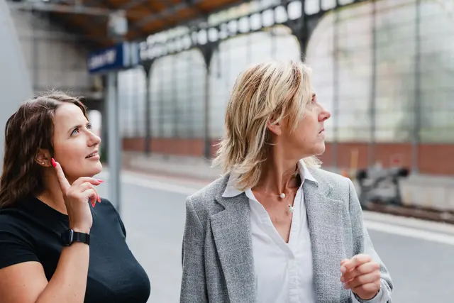 Auracast überträgt öffentliche Durchsagen per Bluetooth direkt an Kopfhörer und Hörgeräte. | Foto: Bundesinnung der Hörakustiker KdöR, Foto: Johannes Huesch