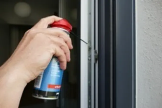 Schlierenfrei putzen klappt oft nur, wenn Falz, Dichtungen und Beschläge zuerst sauber sind. Eine feste Reihenfolge hilft, Glas und Rahmen zu schonen und Fenster leichtgängig zu halten. | Foto: Foto: Soudal