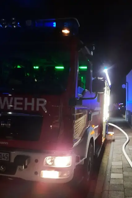 Ein in einer Garage abgestellter Lkw brannte in Holzerath vollständig aus und setzte ein Wohnhaus in Mitleidenschaft. Der Schaden geht in die Hunderttausende, die Brandursache ist noch unklar. | Foto: Feuerwehr Hassloch