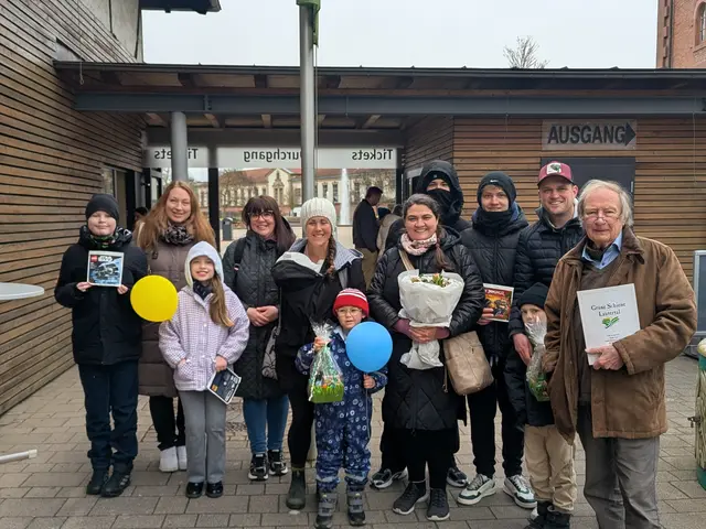 Wurden mit einer Überraschung begrüßt: die ersten Gartenschau-Besucher der Saison | Foto: Karsten Kalbheim/gratis