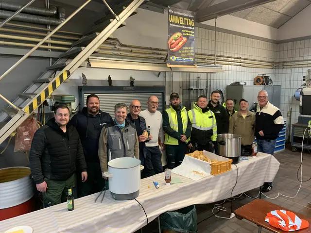 Das Team der Stadtgärtnerei mit Michael Jahke (vierter v.l.) dem Leiter der Stadtgärtnerei Marin Keller (fünfter v.l.) und Stadtbürgermeister Ralf Hechler (ganz rechts). | Foto: Peter Krietemeyer