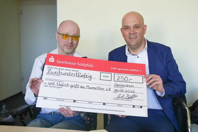 Foto: Ein starkes Signal für die Südpfalz: Bei einem persönlichen Termin übergab der Germersheimer Landrat Martin Brandl (rechts) einen Spendenscheck der Kreisverwaltung in Höhe von 250 Euro an Martin Cunow (links) vom Kinderhilfe-Verein „und täglich grüßt das 