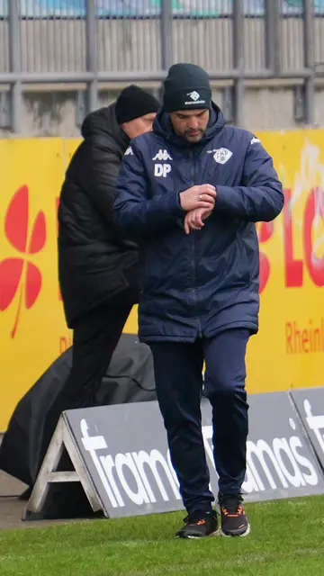 Angespannte Schlussphase: FKP-Trainer Daniel Paulus blickt in der Nachspielzeit nervös auf die Uhr. | Foto: Erik Stegner