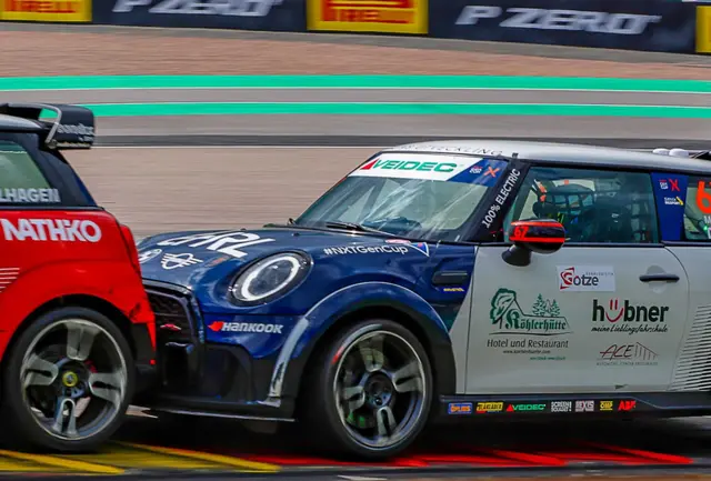 Maxim Felix Dacher (rechts) im Mini Cooper  | Foto: Marcel Uhlmann