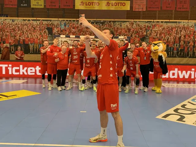 Freddy Zepp beim Selfie mit dem Team der Eulen Ludwigshafen | Foto: Michael Sonnick
