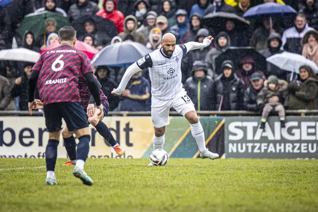 Auch der Regen konnte Terrence Boyd (am Ball) beim Pokalhalbfinale in Bruchsal nichts anhaben.  | Foto: Adler/PIX-Sportfotos