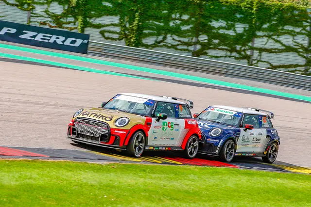 Maxim Felix Dacher (rechts) im Mini Cooper  | Foto: Marcel Uhlmann