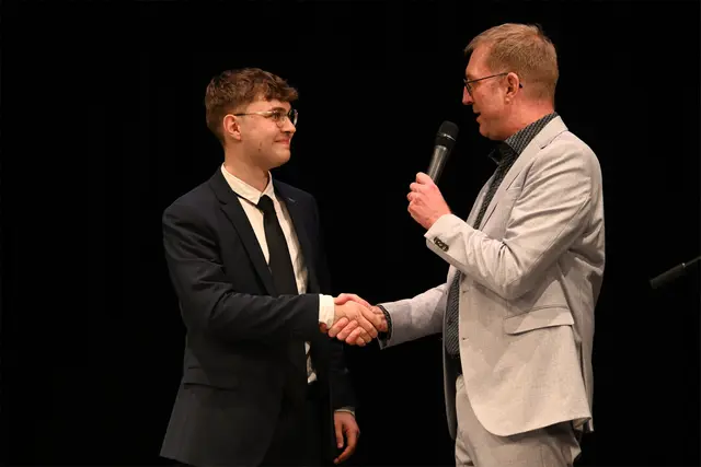 Der Schulleiter gratuliert Jonas Becker, der mit dem Preis des Ministers für vorbildliche Haltung und beispielhaften Einsatz in der Schule ausgezeichnet wurde. | Foto: Sickingen-Gymnasium Landstuhl
