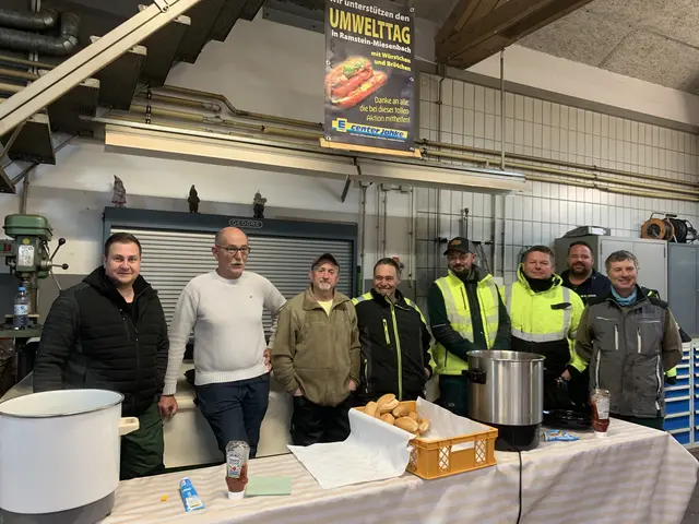 Die fleißigen "Heinzelmännchen" von der Stadtgärtnerei hinter der Theke  | Foto: Peter Krietemeyer