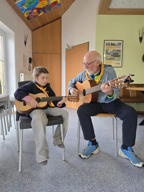Erste Griffe auf der Gitarre von Lena Müller mit Gitarrenlehrer Bertsch | Foto: Berthold Müller