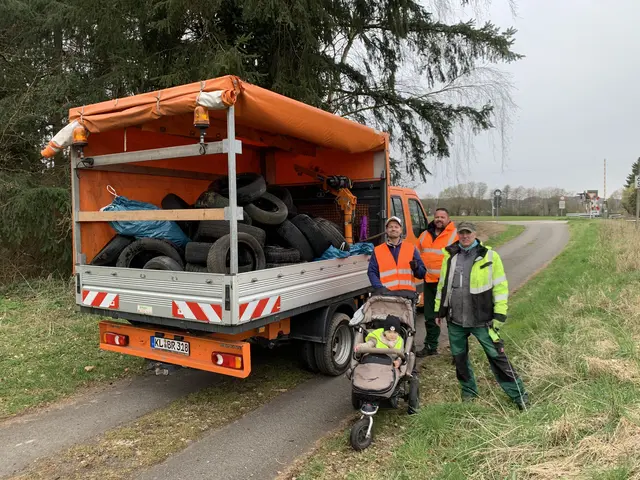 Illegal abgelagerte Autoreifen zwischen Miesenbach und Steinwenden. Auf dem Foto v.l.n.r. Charlotte Heidingsfelder, Leif Heidingsfelder vom BdP sowie Tobias Binding und Jürgen Günther von der Stadtgärtnerei | Foto: Peter Krietemeyer