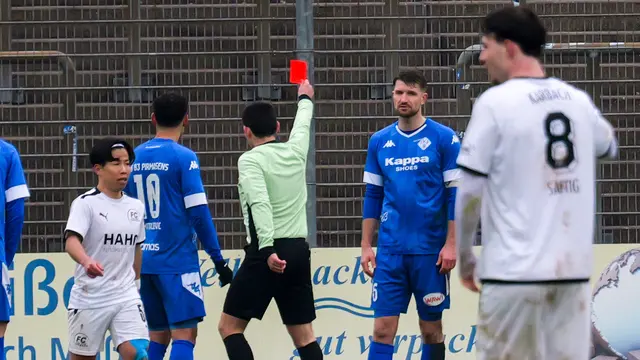 Schiedsrichter Marco Niebergall stellt FKP-Kapitän Yannick Grieß mit Rot vom Platz. | Foto: Erik Stegner