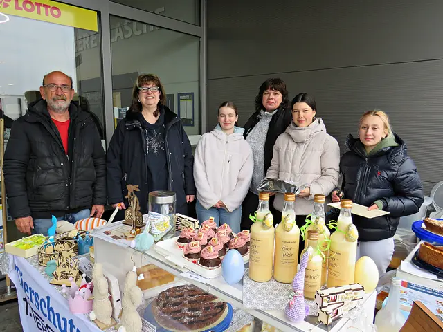 Die ehrenamtlichen Helferinnen und Helfer bei Eiseskälte am Verkaufsstand für den guten Zweck | Foto: Brigitte Melder