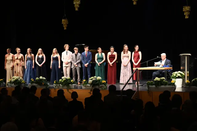 Die Schülerinnen und Schüler mit einem Abiturschnitt von 1,5 oder besser  | Foto: Sickingen-Gymnasium Landstuhl