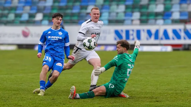 Joker Benedikt Stratmann vergibt die große Chance zum 5:2 – der Torhüter ist zur Stelle. | Foto: Erik Stegner