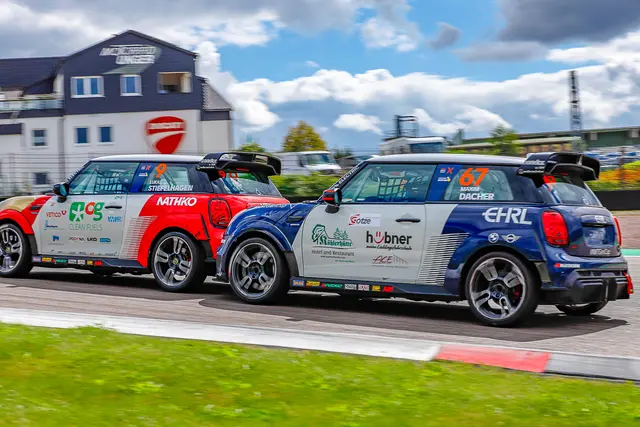 Maxim Felix Dacher (rechts) im Mini Cooper  | Foto: Marcel Uhlmann