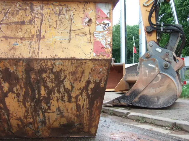 Unbekannte haben auf einer gesperrten Baustelle an der L468 große Mengen Diesel gestohlen. Betroffen waren ein mobiler Tank und ein abgestellter Bagger. | Foto: Walter
