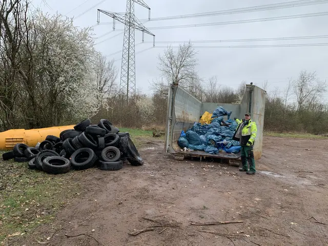 Eine erschreckende Menge Autoreifen und viel gefüllte Säcke mit Müll. Jürgen Günther von der Stadtgärtnerei wirft einen weiteren Sack in den Container | Foto: Peter Krietemeyer