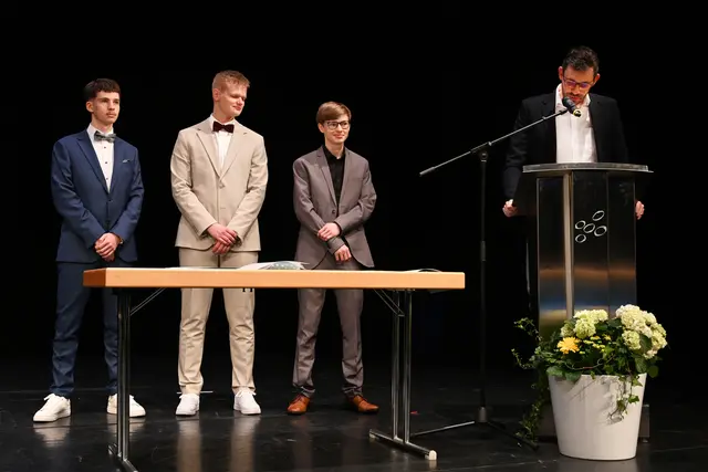 Oliver Wendenburg überreichte im Namen des Vereins der Freunde und Ehemaligen des SGL den Dr.-Manfred-Weber-Preis an Elias Sprau, Jona Hoppe und  und Ben Schulz. | Foto: Sickingen-Gymnasium Landstuhl
