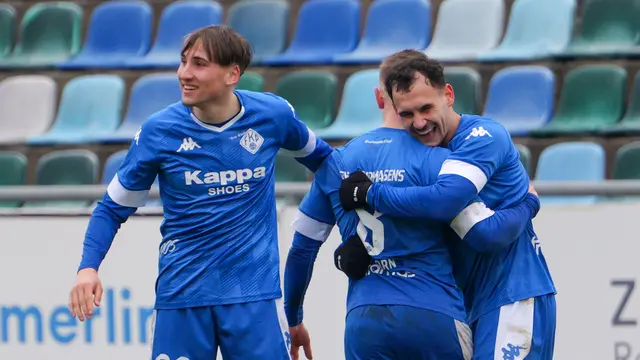 Jubel beim FK Pirmasens: Noah Stilb und Luka Dimitijevic feiern den Treffer von Luca Eichhorn zum 4:2. | Foto: Erik Stegner