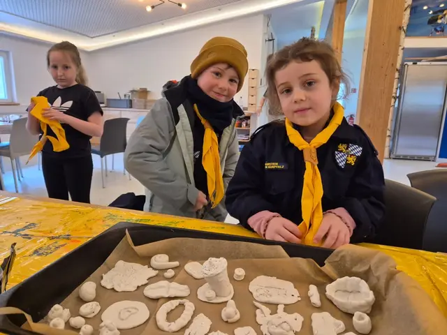 Die Wölflinge modellieren ihre Schlüsselanhänger | Foto: Jochen Weidig