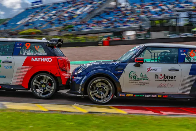 Maxim Felix Dacher (rechts) im Mini Cooper  | Foto: Marcel Uhlmann