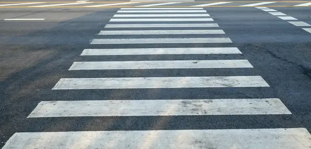 Auf einem Fußgängerüberweg kam es zu einem Unfall zwischen einem Auto und einer 16‑jährigen Fußgängerin. Die Jugendliche erlitt leichte Verletzungen und kam ins Krankenhaus. | Foto: suriyapong/stock.adobe.com