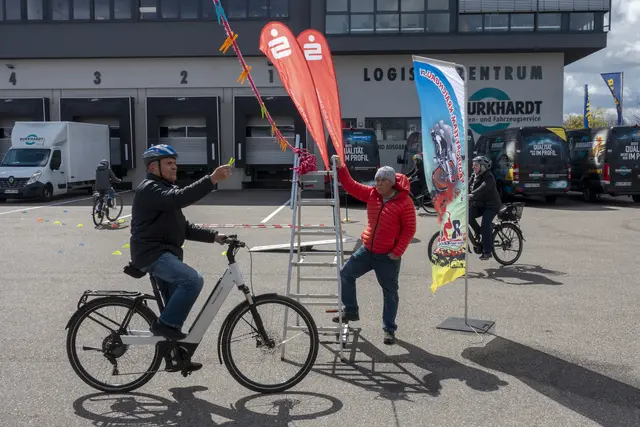 Einhändig fahren, Wäscheklammer anhängen | Foto: Gerhard Öfner