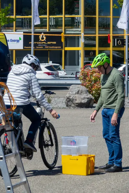 Einhändig fahren, Ball abwerfen | Foto: Gerhard Öfner