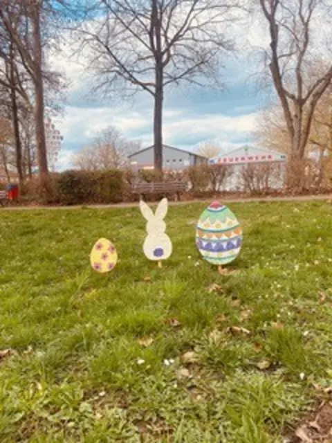 Osterhasen und bunte Eier sorgen in Morlautern für Frühlingsstimmung | Foto: Jasmin Maue, Alexander Rupp/gratis