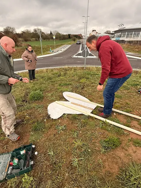 Auch hierbei zählt Gemeinschaft: Daniel und Alisa Korn und Jochen Müller bereiten die Montage der Ohren am Hinkelstein vor | Foto: Alex Lenz/gratis