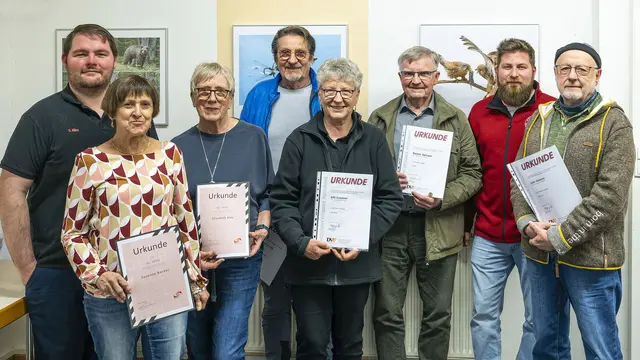 Steffen Klos (links) und Jannik Scheer (Zweiter von rechts) ehrten im Clubheim in Freisen verdiente Mitgliederinnen und Mitglieder
 | Foto: Thomas Reinhardt